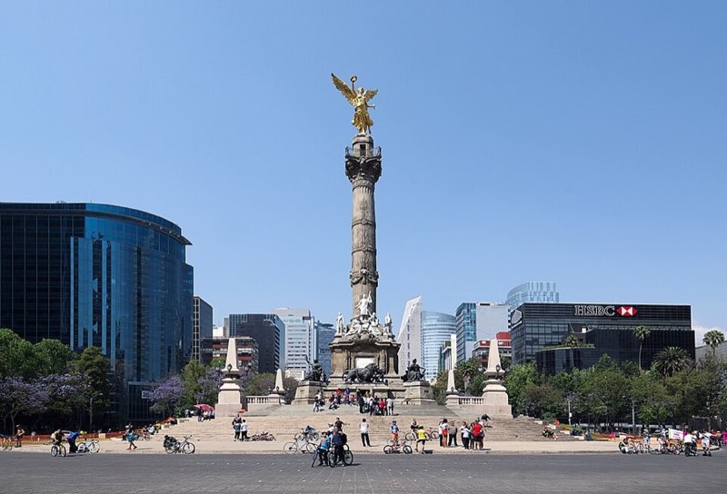 Reforma by bicycle on Sunday